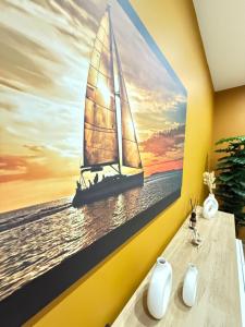 CTAApartment Free Shuttle的海上帆船壁画