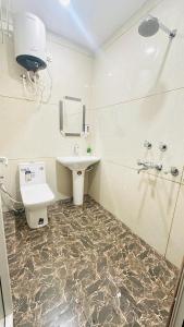 Koupelna v ubytování Sri Shyamalaya Premium Homestay 400m to RJB