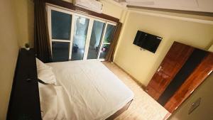 Postel nebo postele na pokoji v ubytování Sri Shyamalaya Premium Homestay 400m to RJB