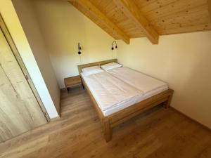 Postel nebo postele na pokoji v ubytování Sklep Sklenka