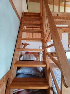 Palanda nebo palandy na pokoji v ubytování 무지개 펜션