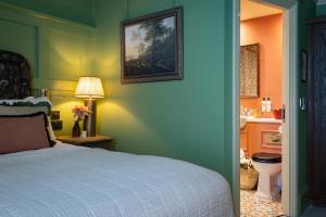 Ein Bett oder Betten in einem Zimmer der Unterkunft The Ragged Robin - A Heartwood Inn