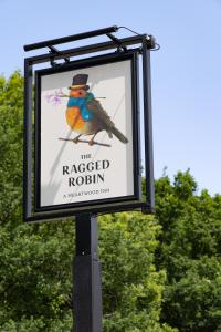 ein Schild für das raordered Robin mit einem Vogel darauf in der Unterkunft The Ragged Robin - A Heartwood Inn in Godalming