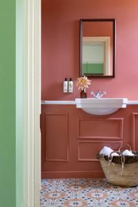 ein Badezimmer mit Waschbecken und Spiegel in der Unterkunft The Ragged Robin - A Heartwood Inn in Godalming