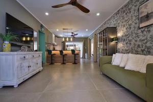 una sala de estar con un sofá y una mesa en Luxury Villa with Pool Hidden Gem by Bocobay, en Palm-Eagle Beach