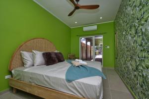 Un dormitorio con una cama con paredes y techo verdes. en Luxury Villa with Pool Hidden Gem by Bocobay, en Palm-Eagle Beach 21 fotos más