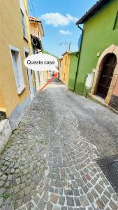 a cobblestone street in a city with a sign that reads questicaaza at Ampio Appartamento su 2 Livelli nel Centro Storico, Ideale per Coppie o Gruppi da 2 a 5 Persone in Fiuggi