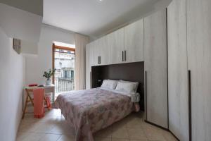Un dormitorio con una cama grande y una ventana. en Casa di Bruna, en Atrani