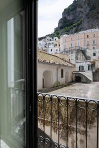 una ventana con vistas a la ciudad en Casa di Bruna, en Atrani