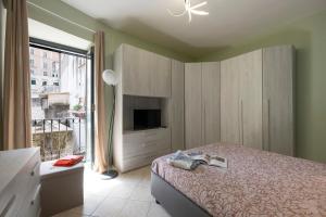 Un dormitorio con una cama y una ventana grande. en Casa di Bruna, en Atrani