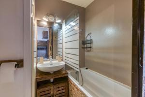 A bathroom at Studio Montagnard Vue Splendide