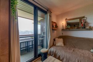 A bed or beds in a room at Studio Montagnard Vue Splendide