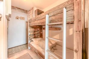 A bed or beds in a room at Studio Montagnard Vue Splendide