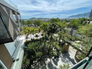 Una vista aérea de un balcón de un edificio con árboles. en Ruby Villa, en Nha Trang 7 fotos más