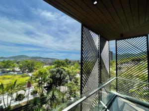 Una habitación con vista a una ciudad con palmeras. en Ruby Villa, en Nha Trang