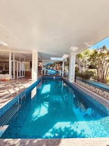 una piscina con agua azul en una casa en Ruby Villa, en Nha Trang