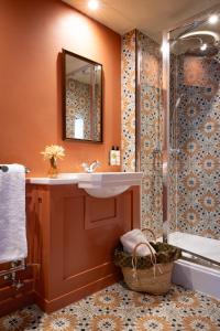 Ein Badezimmer in der Unterkunft The Ragged Robin - A Heartwood Inn