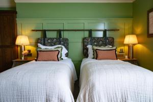 Ein Bett oder Betten in einem Zimmer der Unterkunft The Ragged Robin - A Heartwood Inn