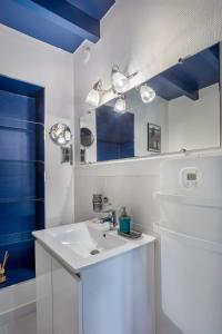 Koupelna v ubytování Le Post-Rétro, hyper centre, avec parking gratuit et ascenseur + 9 fotografií