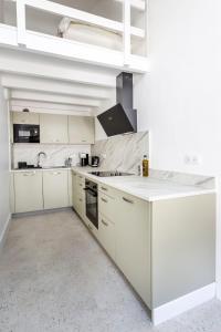 Kuchyň nebo kuchyňský kout v ubytování Le Post-Rétro, hyper centre, avec parking gratuit et ascenseur