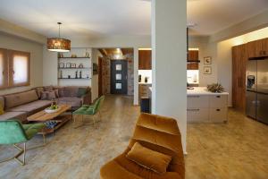 Χώρος καθιστικού στο Aether Panorama Pool Retreat