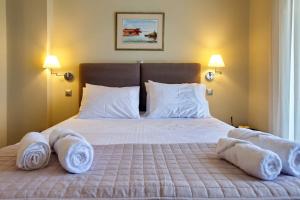 Ένα ή περισσότερα κρεβάτια σε δωμάτιο στο Aether Panorama Pool Retreat