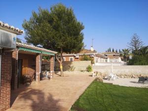 a backyard of a house with a patio at Las Yucas rural house in Busot