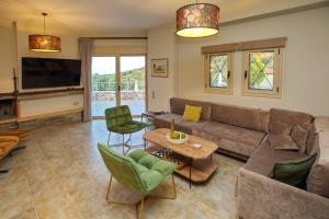 Μια τηλεόραση ή/και κέντρο ψυχαγωγίας στο Aether Panorama Pool Retreat