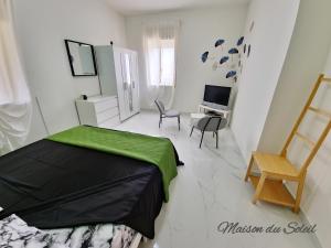A bed or beds in a room at Maison du Soleil