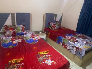 two beds sitting next to each other in a bedroom at استيلا هايتس الساحل الشمالي in Dawwār ‘Abd al Qādir Qāsim