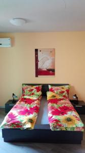 A bed or beds in a room at Detelina Complex