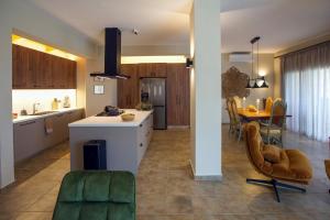 Η κουζίνα ή μικρή κουζίνα στο Aether Panorama Pool Retreat +50 φωτογραφίες