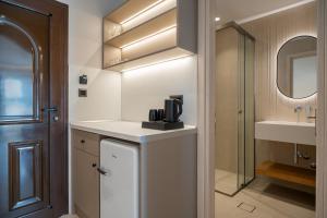 A bathroom at Hotel Areti Még 37 kép