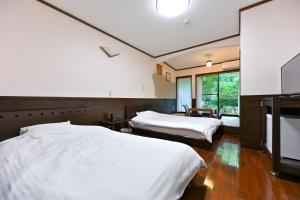 Voodi või voodid majutusasutuse 山川温泉 小杉庵 toas