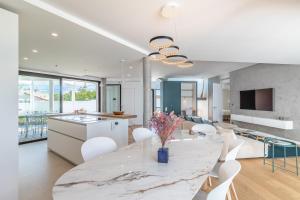 a kitchen and dining room with a table and chairs at Villa Baroya - Villa piscine proche des plages in Bidart