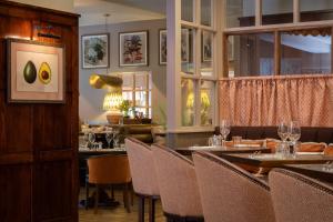 Ein Restaurant oder anderes Speiselokal in der Unterkunft The Ragged Robin - A Heartwood Inn 