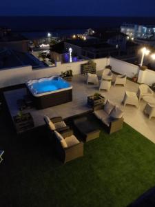 una piscina en el tejado de un edificio por la noche en Hotel Ribot, en Rímini
