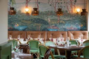 Ein Restaurant oder anderes Speiselokal in der Unterkunft The Ragged Robin - A Heartwood Inn 