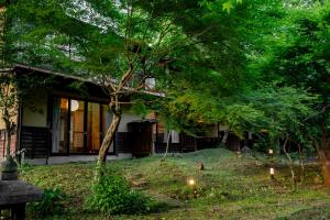 Aed väljaspool majutusasutust 山川温泉 小杉庵