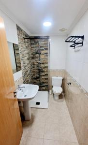 een badkamer met een wastafel, een toilet en een douche bij Aloja Burgos in Burgos