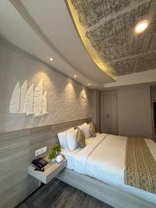 Postel nebo postele na pokoji v ubytování Vastu Boutique Hotel + 37 fotografií