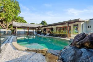 una imagen de una piscina en una casa en Driftwood On Wonga, en Wonga