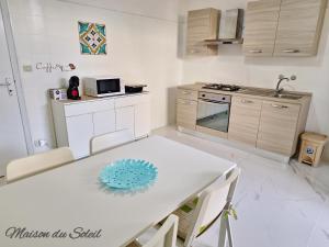 A kitchen or kitchenette at Maison du Soleil Még 29 kép