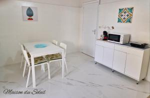 A kitchen or kitchenette at Maison du Soleil