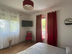 TV a/nebo společenská místnost v ubytování Gîte Nany + 16 fotografií