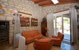 una sala de estar con un sofá y dos sillas en Stunning Home In Monterosso Almo, en Monterosso Almo