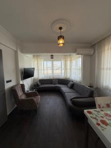 sala de estar con sofá grande y sillas en Eko Homes Fethiye, en Fethiye
