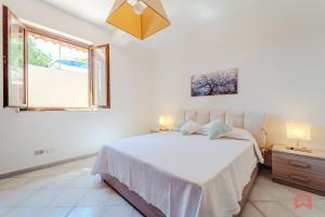 a bedroom with a large bed and a window at Delizioso Appartamento in villa & Piscina Privata in Trabia +57 photos