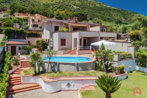 an aerial view of a house with a swimming pool at Delizioso Appartamento in villa & Piscina Privata in Trabia