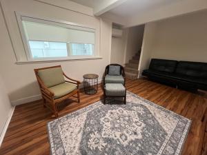 Cozy Custom Vacation Home的休息区